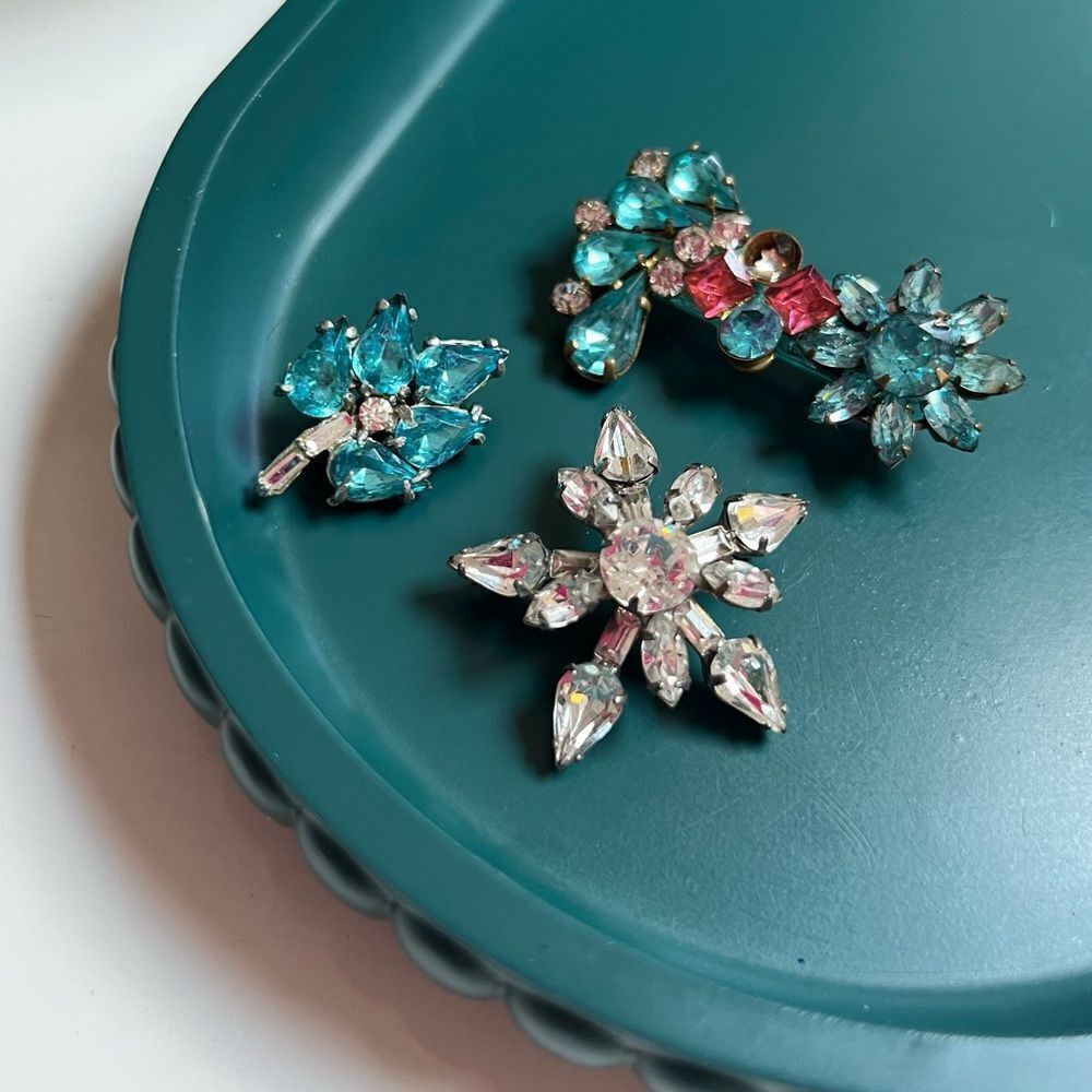 Vintage 3 Piece MCM 1950s 1960s Atomic Era Aqua Pink Crystal Brooch Pins Lot - Picture 2 of 9